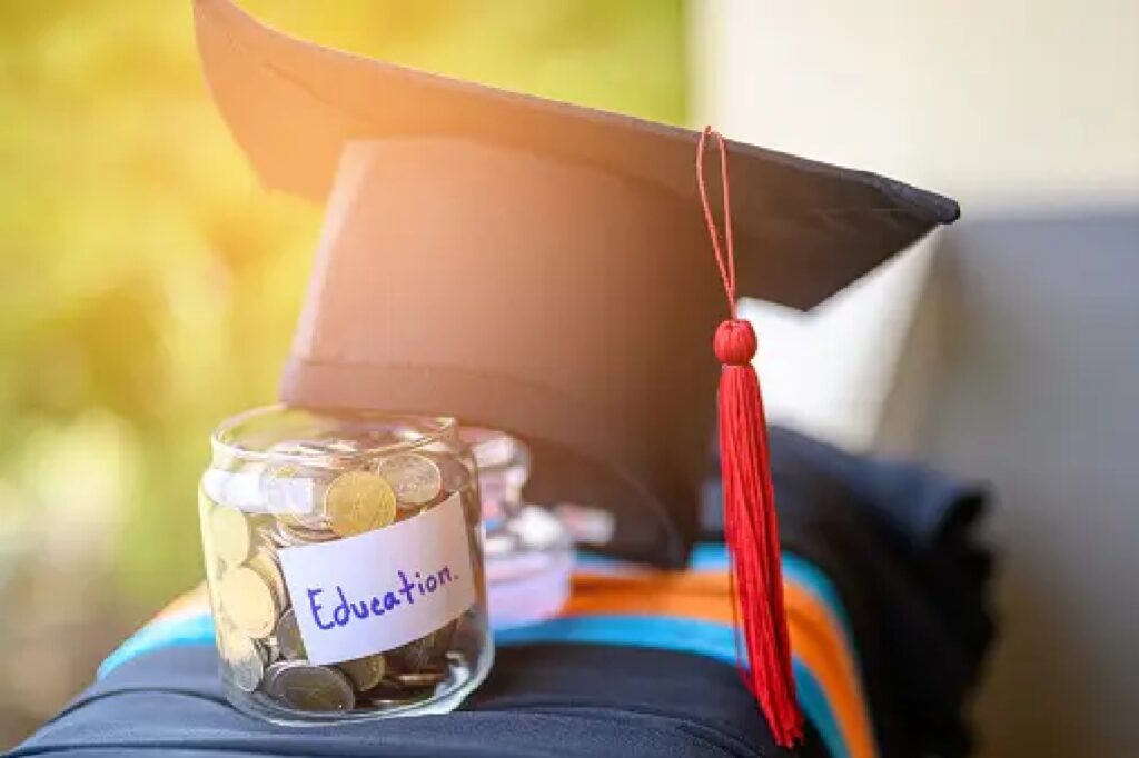 Larawan nagpapakita na ang bayad sa paaralan ay isang dahilan ng pagsisikap sa trabaho at gayun din pagpapadala ng pera.
